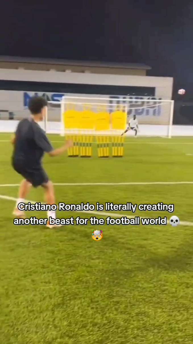 Con trai của Ronaldo gây sốt với siêu phẩm đá phạt, lời hứa "chơi cạnh cha" sắp thành hiện thực- Ảnh 2.