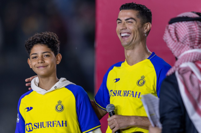 Con trai của Ronaldo gây sốt với siêu phẩm đá phạt, lời hứa "chơi cạnh cha" sắp thành hiện thực- Ảnh 3.