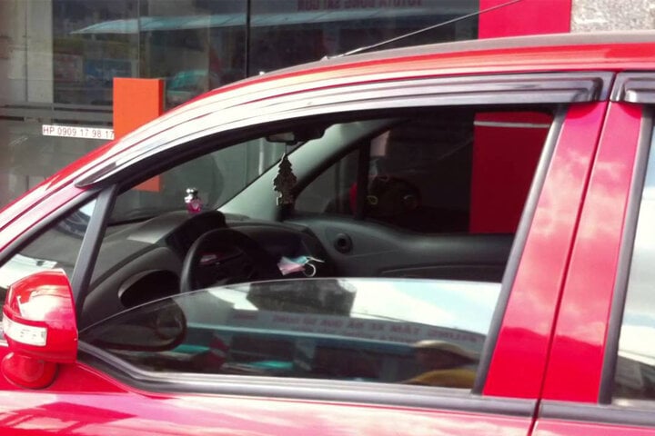Tại sao các tài xế lâu năm thường chỉ mở một cửa sổ ô tô?- Ảnh 1.