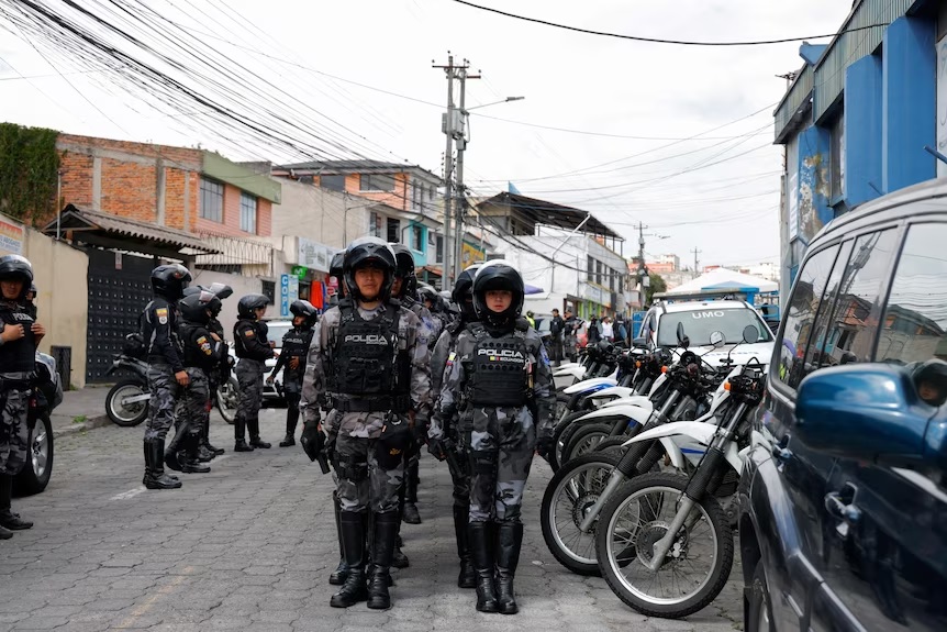 Cảnh sát ở bên ngoài nhà tù El Inca sau cuộc vượt ngục của &quot;Fito&quot;. Ảnh: Reuters
