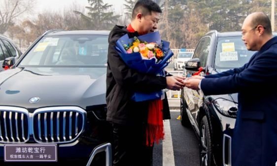 Công ty chi 27 tỷ mua 16 xe BMW thưởng Tết cho nhân viên, dân mạng xem màn trao quà chỉ biết trầm trồ: "Chốn kỳ diệu nào đây!"- Ảnh 1.
