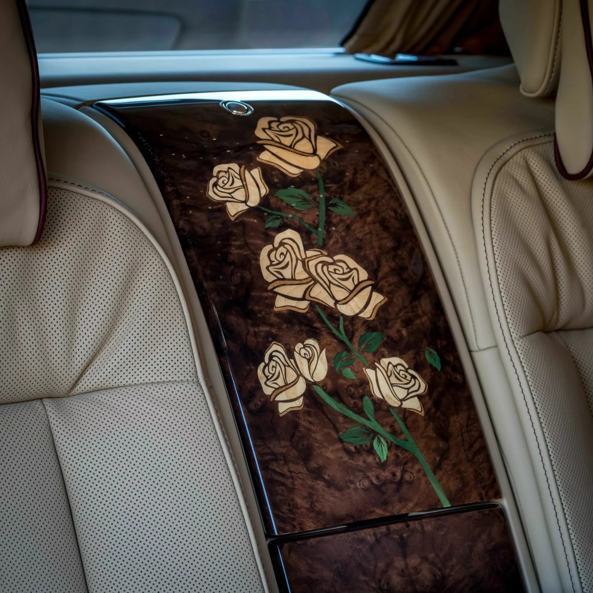 Rolls-Royce 'bội thu' trong năm 2023 nhờ giới siêu giàu chịu chi: Mỗi ngày bán hơn 16 xe, xe nào cũng được cá nhân hóa- Ảnh 4.