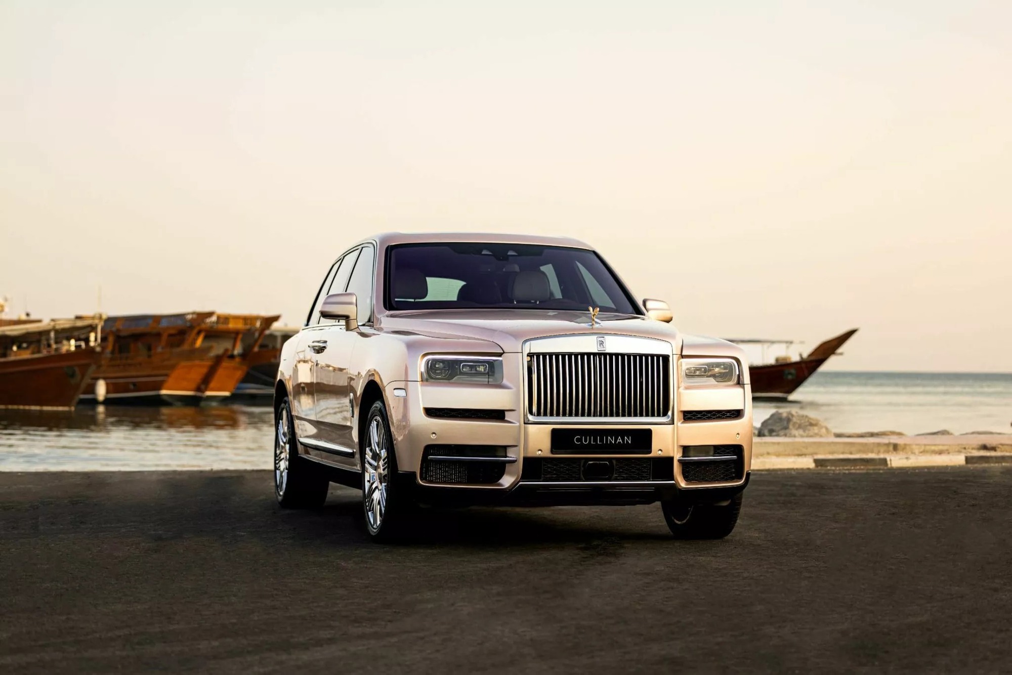 Rolls-Royce 'bội thu' trong năm 2023 nhờ giới siêu giàu chịu chi: Mỗi ngày bán hơn 16 xe, xe nào cũng được cá nhân hóa- Ảnh 1.