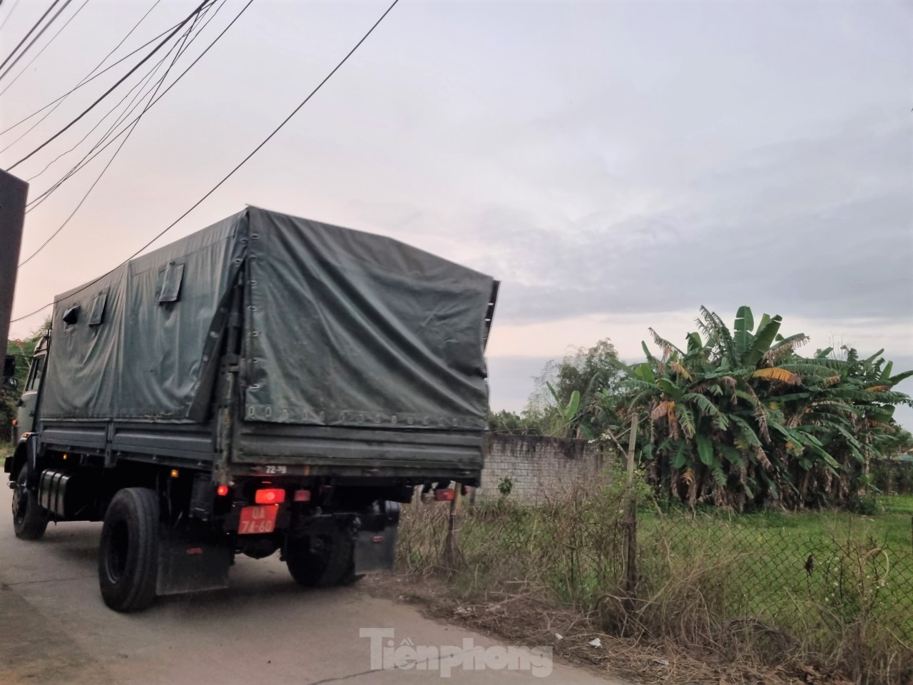 Xuyên đêm bám hiện trường xử lý xác máy bay Su-22 rơi- Ảnh 12.