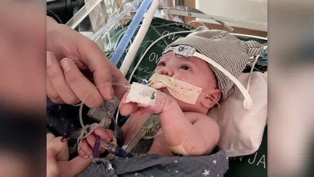 Thông tin mới nhất về em bé được ghép tim đầu tiên trên thế giới- Ảnh 1.