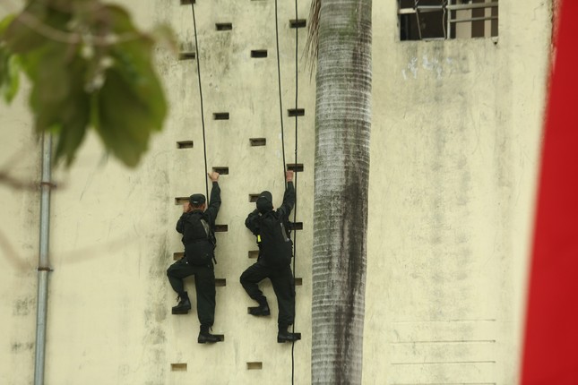 Tận thấy cảnh sát gìn giữ hoà bình Việt Nam đu dây, bắn súng, vượt tường lửa- Ảnh 10.