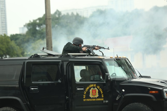Tận thấy cảnh sát gìn giữ hoà bình Việt Nam đu dây, bắn súng, vượt tường lửa- Ảnh 8.