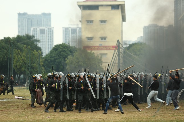 Tận thấy cảnh sát gìn giữ hoà bình Việt Nam đu dây, bắn súng, vượt tường lửa- Ảnh 7.