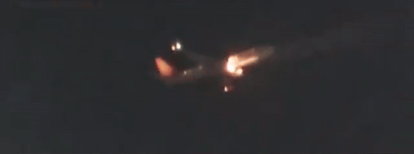 Máy bay Hàn Quốc chở 122 người đột ngột tóe lửa rồi bốc cháy khi chuẩn bị hạ cánh, video ghi lại cảnh tượng hiện trường gây sốc- Ảnh 2.