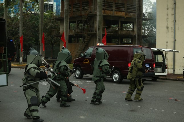 Tận thấy cảnh sát gìn giữ hoà bình Việt Nam đu dây, bắn súng, vượt tường lửa- Ảnh 11.