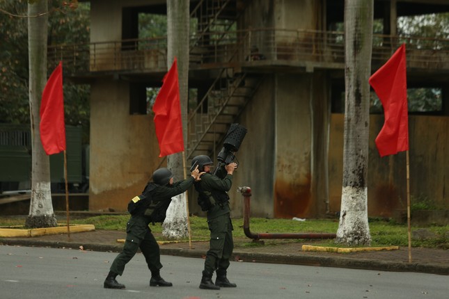 Tận thấy cảnh sát gìn giữ hoà bình Việt Nam đu dây, bắn súng, vượt tường lửa- Ảnh 9.