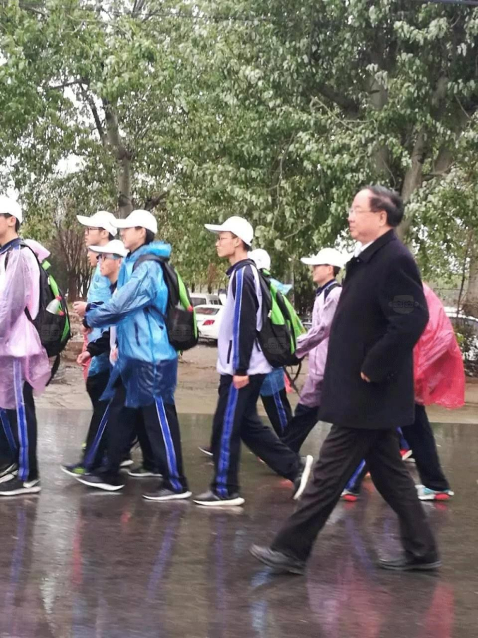 "Lò đào tạo học bá" khó tin tại trường điểm Trung Quốc: Camera giám sát 12 tiếng/ngày, quay bút nửa giây cũng bị nêu tên trước toàn trường- Ảnh 4.