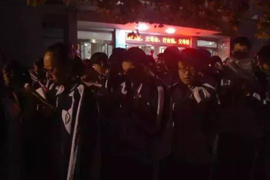 "Lò đào tạo học bá" khó tin tại trường điểm Trung Quốc: Camera giám sát 12 tiếng/ngày, quay bút nửa giây cũng bị nêu tên trước toàn trường- Ảnh 3.