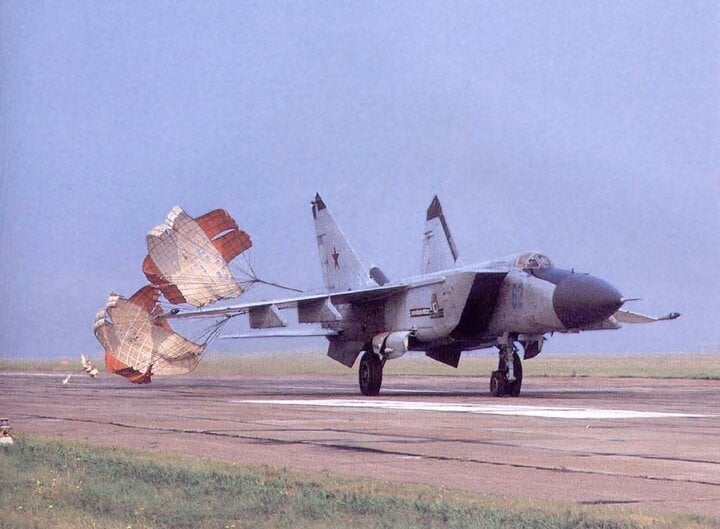 MiG-25 Iraq đã từng làm 'bẽ mặt' F/A-18 Hornet của Mỹ thế nào?- Ảnh 2.