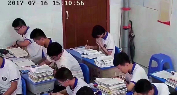 "Lò đào tạo học bá" khó tin tại trường điểm Trung Quốc: Camera giám sát 12 tiếng/ngày, quay bút nửa giây cũng bị nêu tên trước toàn trường- Ảnh 1.