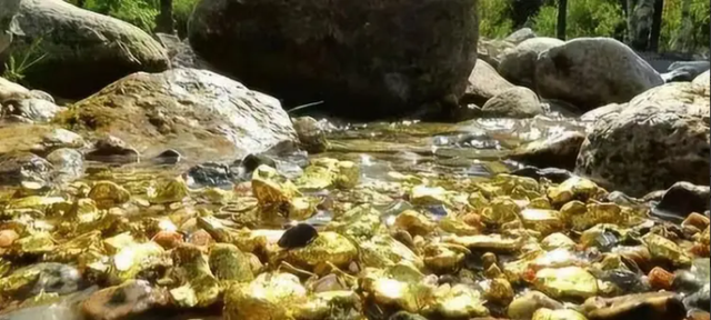 Xuất hiện “đá lạ lấp lánh màu vàng” mỗi khi mưa bão, một con suối bị phong tỏa, kho báu 400 năm tuổi được khai thác bằng công nghệ đặc biệt- Ảnh 1.