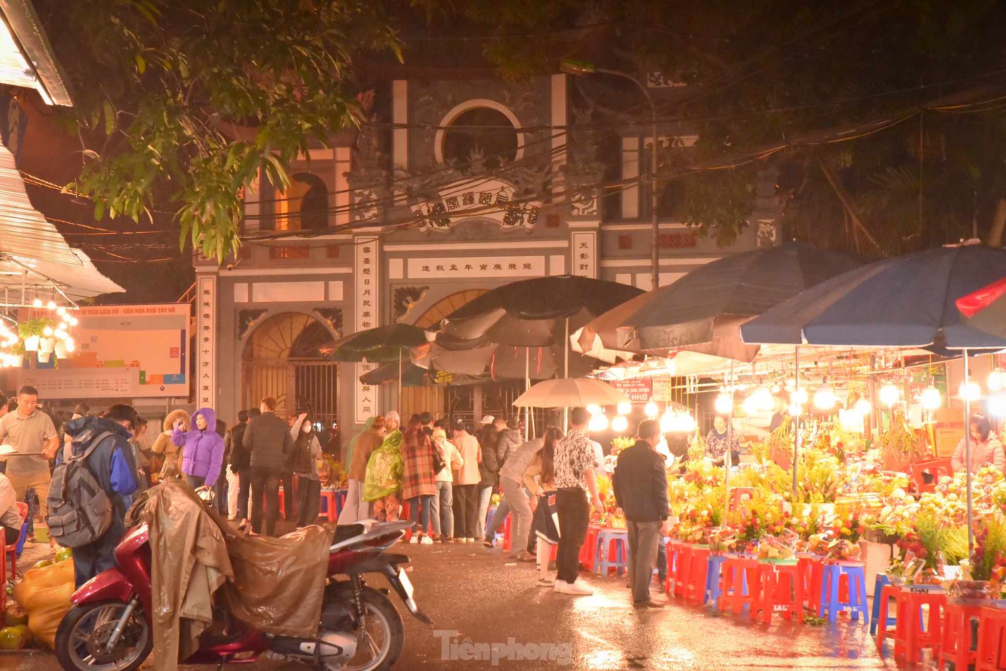 0h mùng 1 âm lịch tháng Chạp, người dân chen chân vái vọng tại Phủ Tây Hồ- Ảnh 14.