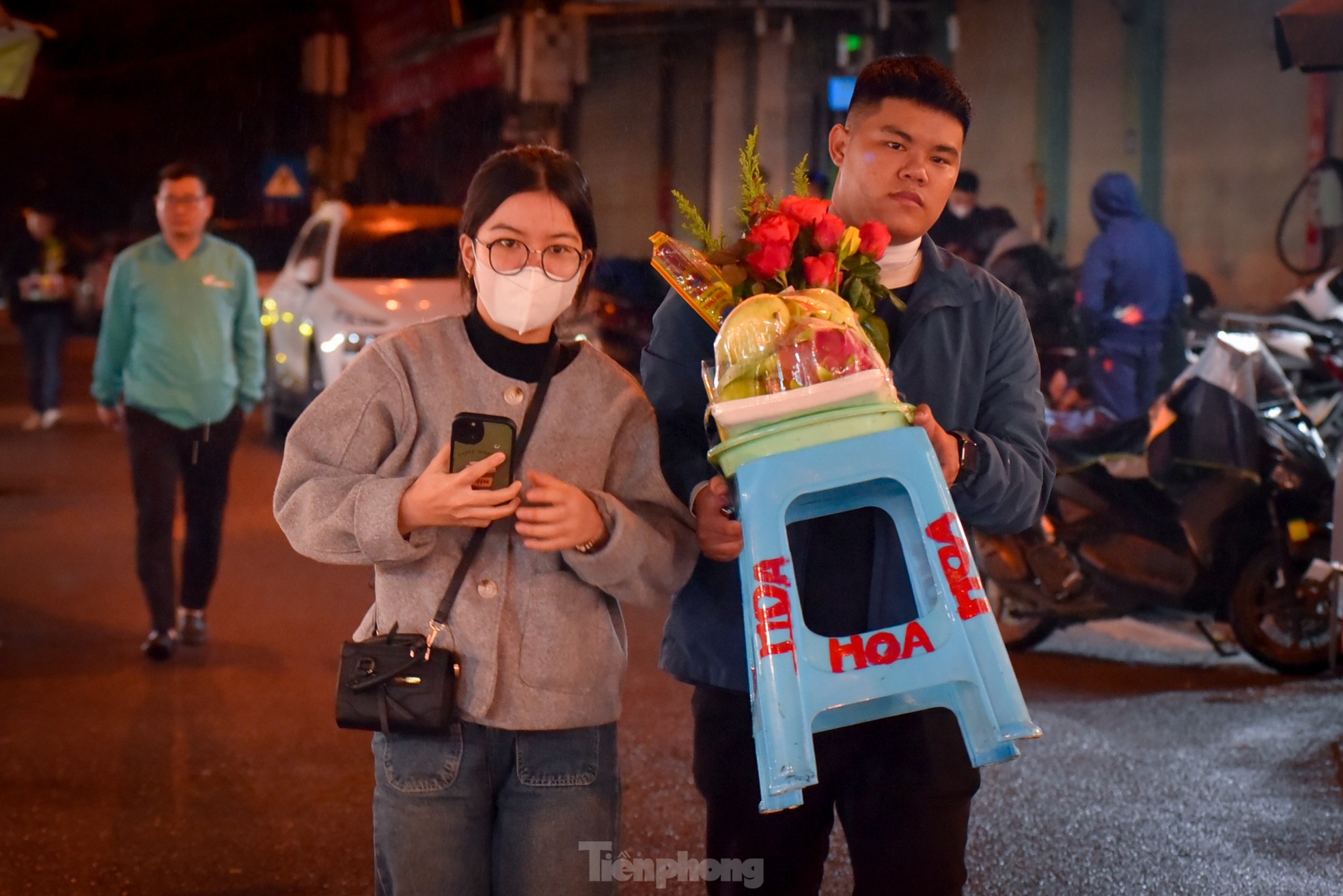 0h mùng 1 âm lịch tháng Chạp, người dân chen chân vái vọng tại Phủ Tây Hồ- Ảnh 3.