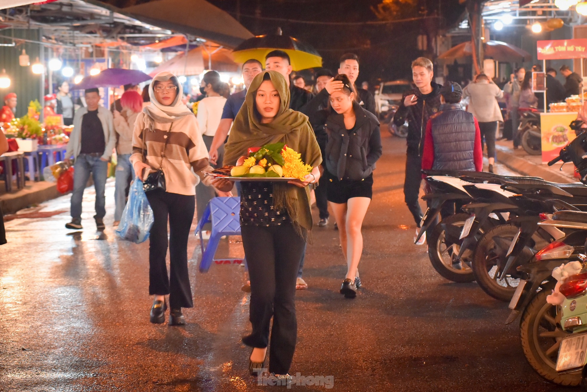 0h mùng 1 âm lịch tháng Chạp, người dân chen chân vái vọng tại Phủ Tây Hồ- Ảnh 2.