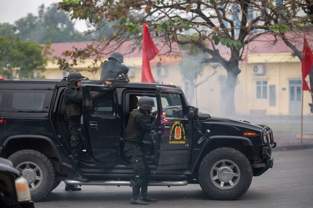 Tận thấy cảnh sát gìn giữ hoà bình Việt Nam đu dây, bắn súng, vượt tường lửa- Ảnh 18.