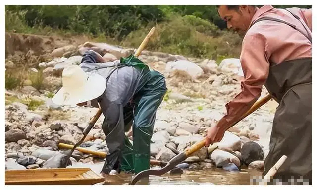 Mang gần 1 tạ vàng đi bán, cặp vợ chồng bị cảnh sát điều tra: Con suối lộ thiên chứa cả tấn vàng lập tức bị phong toả- Ảnh 2.