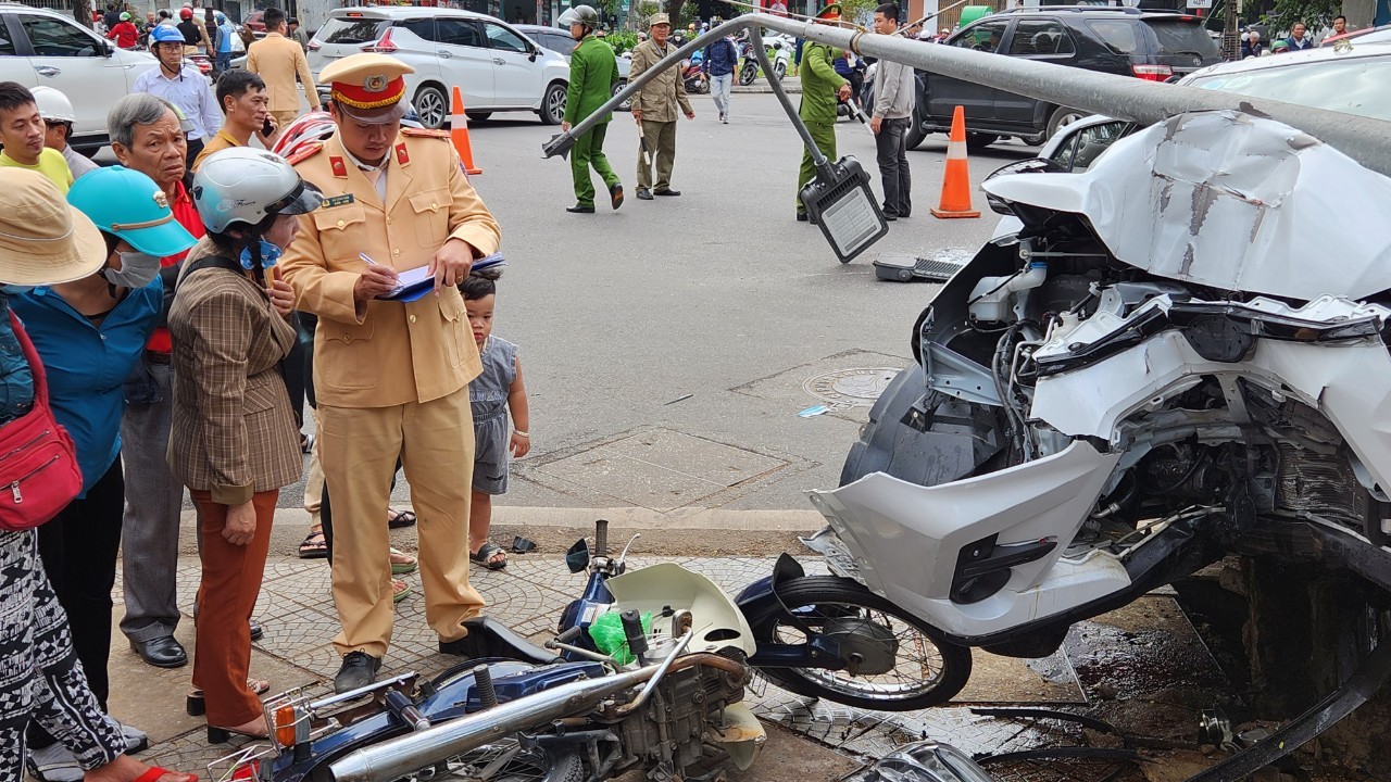Hiện trường ô tô ‘điên’ tông bay loạt xe máy, ô tô giữa trung tâm thành phố Huế- Ảnh 8.