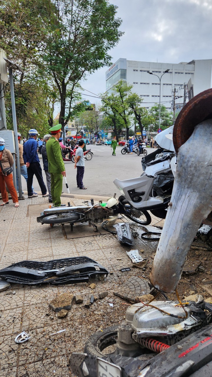 Hiện trường ô tô ‘điên’ tông bay loạt xe máy, ô tô giữa trung tâm thành phố Huế- Ảnh 7.