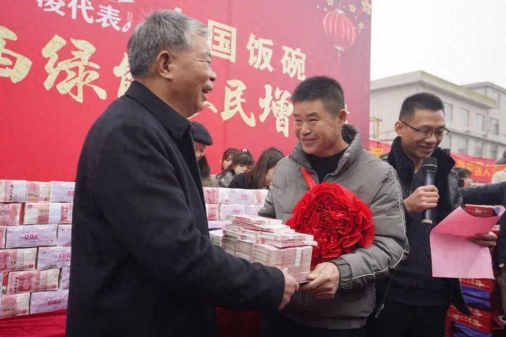 Cảnh phát thưởng cuối năm hoành tráng ở nông thôn Trung Quốc: Nông dân toàn nhận tiền tỷ, "núi tiền" ai thấy cũng ham- Ảnh 1.