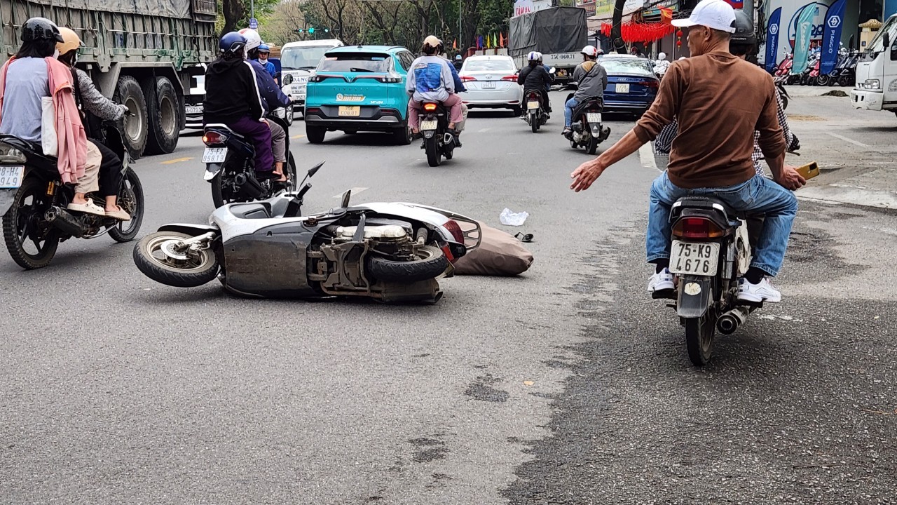 Hiện trường ô tô ‘điên’ tông bay loạt xe máy, ô tô giữa trung tâm thành phố Huế- Ảnh 1.