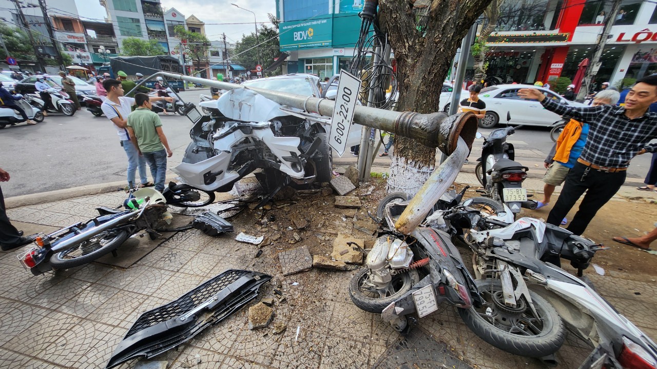 Hiện trường ô tô ‘điên’ tông bay loạt xe máy, ô tô giữa trung tâm thành phố Huế- Ảnh 5.