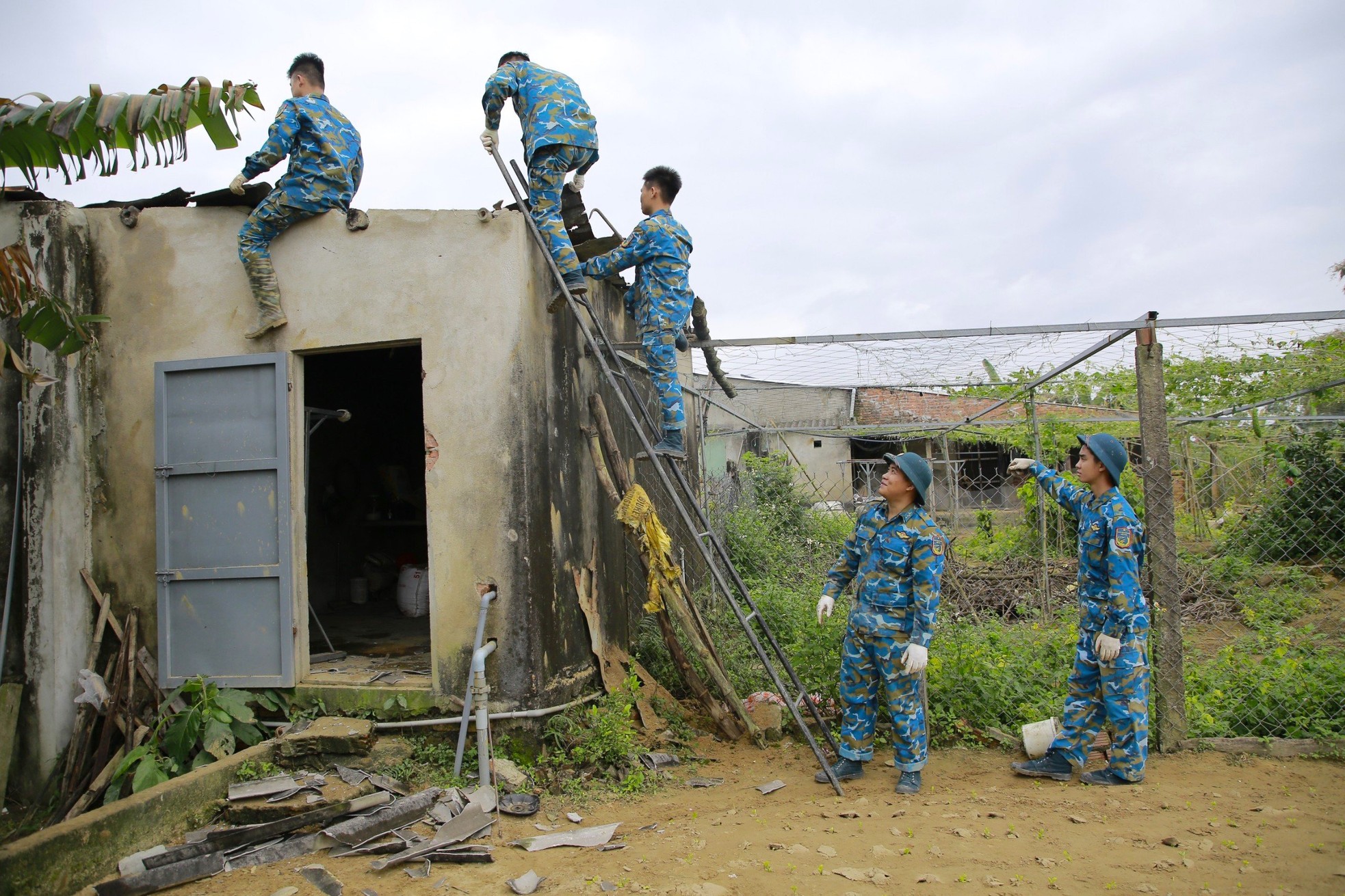 Ảnh: Cán bộ, chiến sĩ khẩn trương lợp tôn, sửa nhà cho dân sau sự cố máy bay rơi ở Quảng Nam- Ảnh 5.