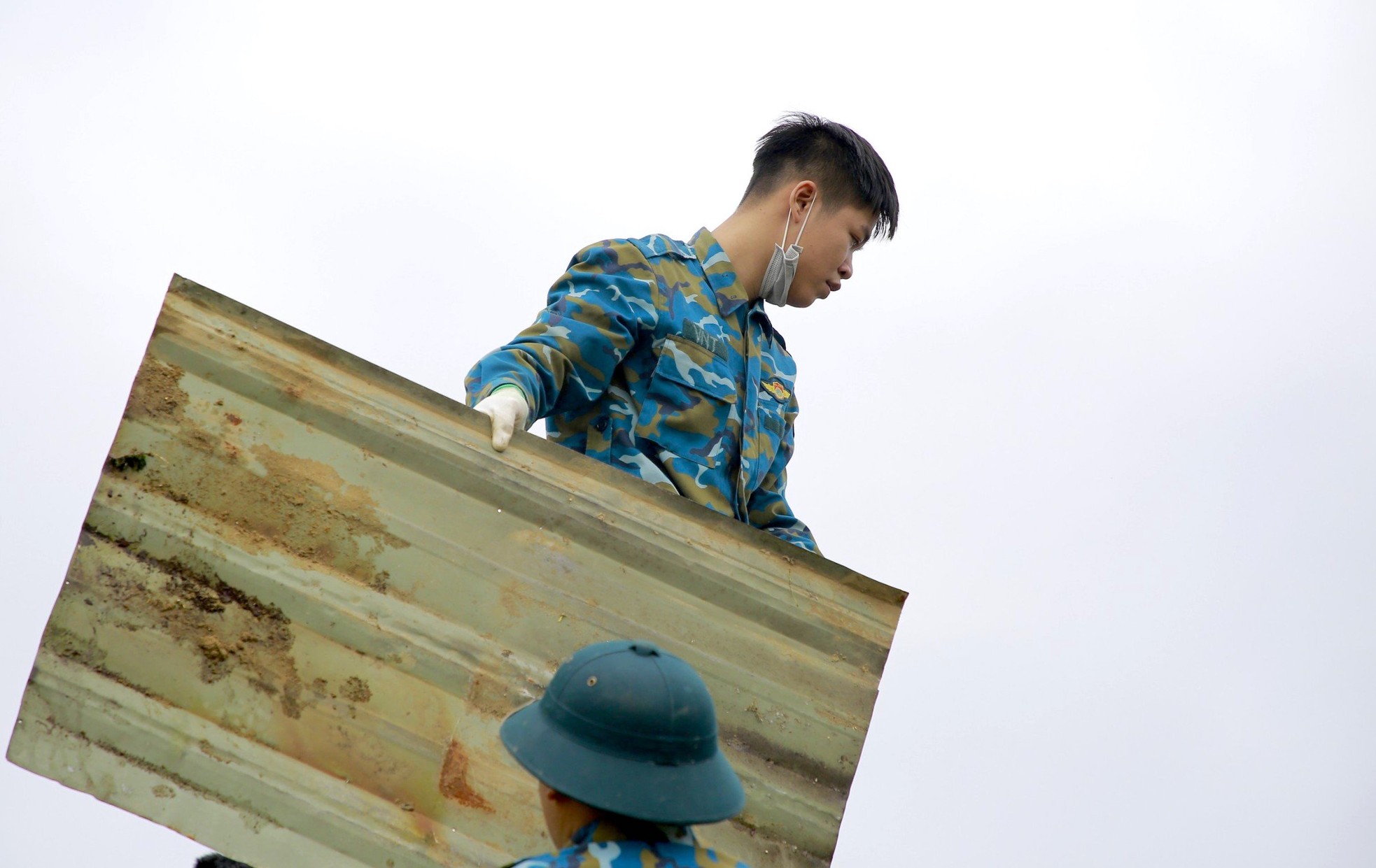Ảnh: Cán bộ, chiến sĩ khẩn trương lợp tôn, sửa nhà cho dân sau sự cố máy bay rơi ở Quảng Nam- Ảnh 3.