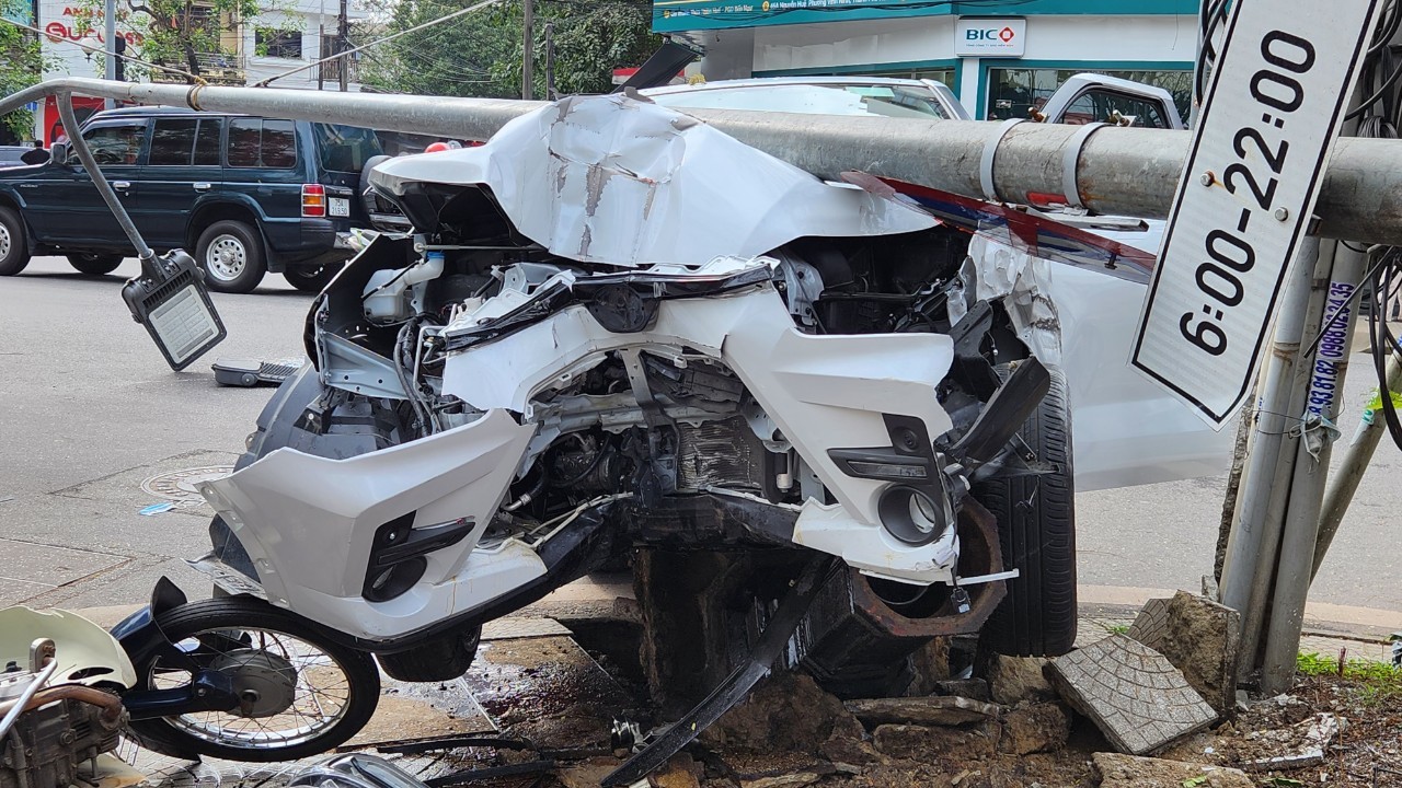 Hiện trường ô tô ‘điên’ tông bay loạt xe máy, ô tô giữa trung tâm thành phố Huế- Ảnh 4.
