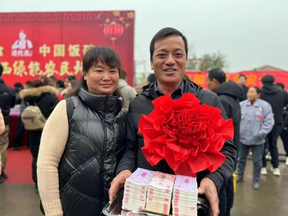 Cảnh phát thưởng cuối năm hoành tráng ở nông thôn Trung Quốc: Nông dân toàn nhận tiền tỷ, "núi tiền" ai thấy cũng ham- Ảnh 2.