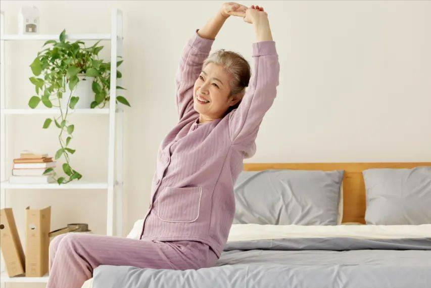 Trên 55 tuổi, nếu có 5 biểu hiện này sau khi thức dậy buổi sáng thì chứng tỏ bạn có 1 cơ thể khỏe mạnh và tuổi thọ tốt- Ảnh 2.