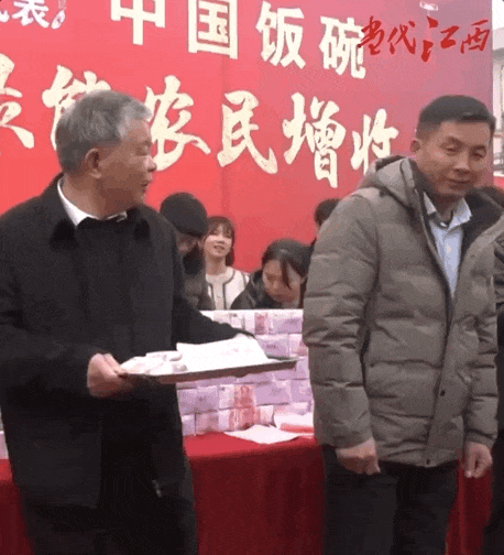 Cảnh phát thưởng cuối năm hoành tráng ở nông thôn Trung Quốc: Nông dân toàn nhận tiền tỷ, "núi tiền" ai thấy cũng ham- Ảnh 4.