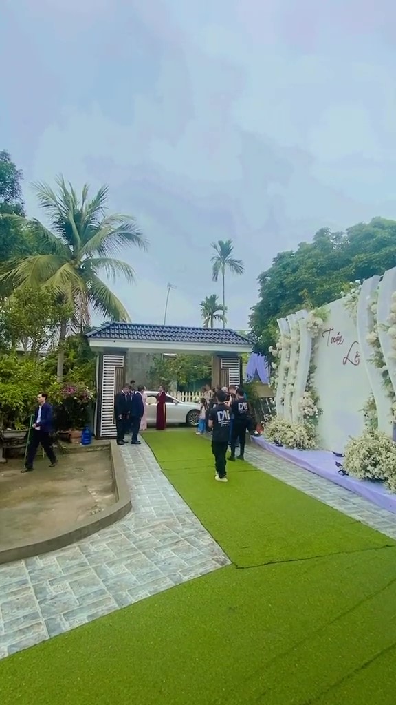 Đám cưới Nhật Lê ở Thanh Hoá: Cô dâu treo vàng trĩu cổ, khoảnh khắc mẹ chồng rước dâu vào nhà hé lộ cơ ngơi đàng trai- Ảnh 2.