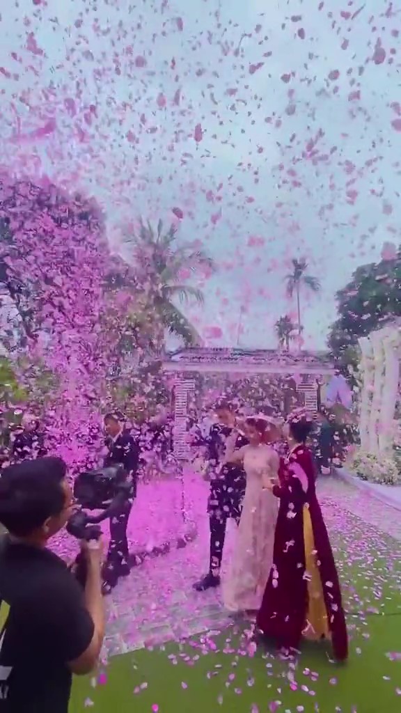 Đám cưới Nhật Lê ở Thanh Hoá: Cô dâu treo vàng trĩu cổ, khoảnh khắc mẹ chồng rước dâu vào nhà hé lộ cơ ngơi đàng trai- Ảnh 1.