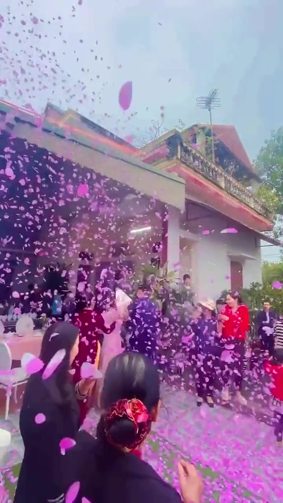 Đám cưới Nhật Lê ở Thanh Hoá: Cô dâu treo vàng trĩu cổ, khoảnh khắc mẹ chồng rước dâu vào nhà hé lộ cơ ngơi đàng trai- Ảnh 3.