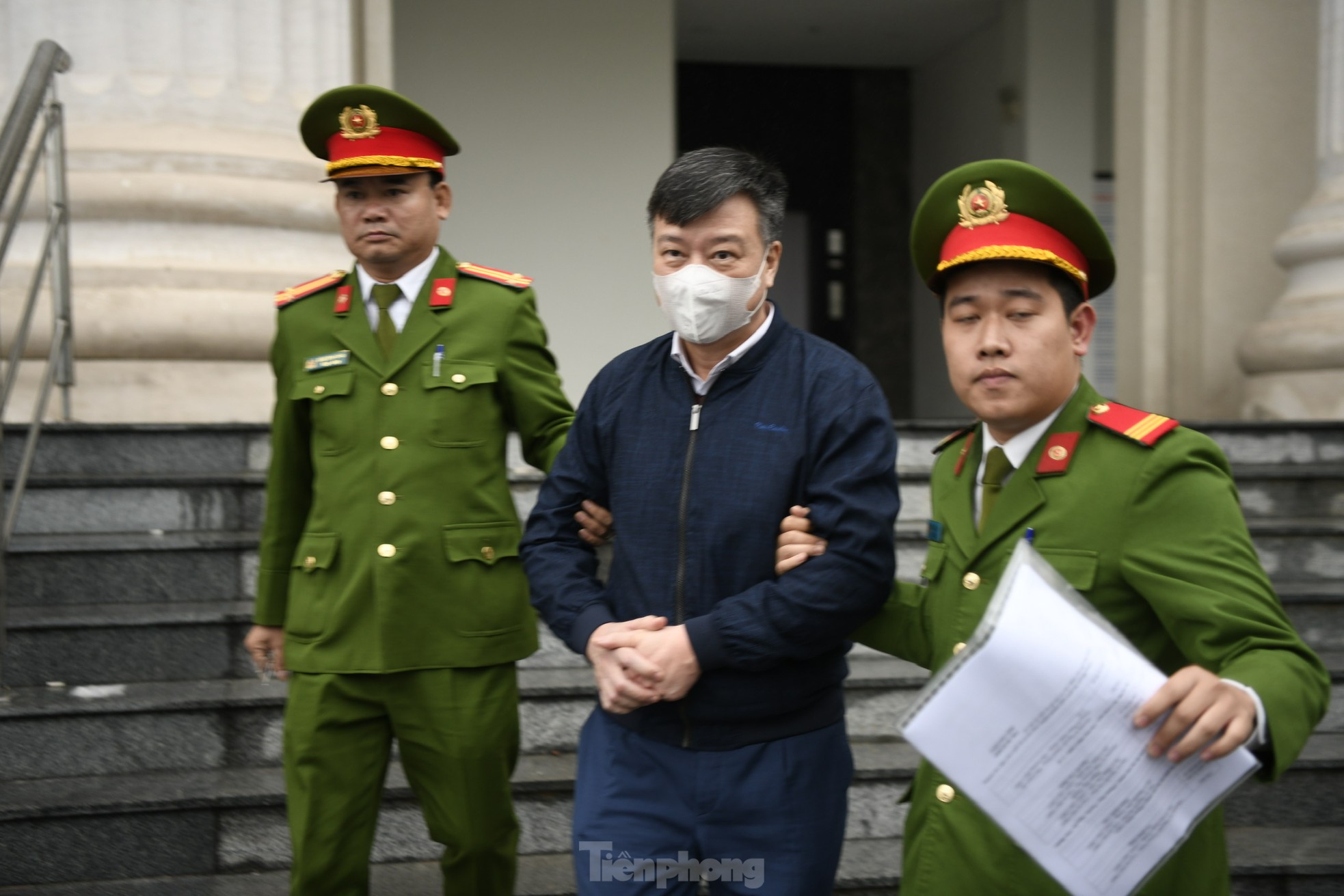 Hình ảnh các bị cáo rời toà sau khi toà tuyên án vụ án Việt Á- Ảnh 6.