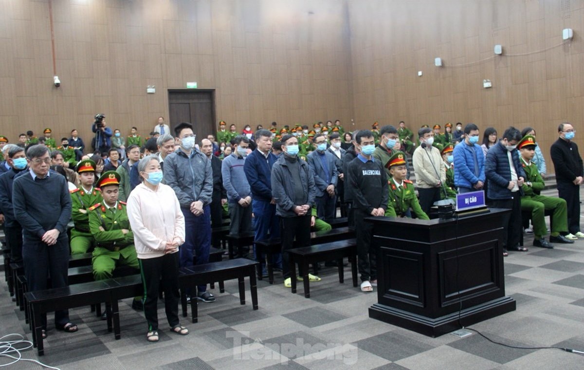 Hình ảnh các bị cáo rời toà sau khi toà tuyên án vụ án Việt Á- Ảnh 1.