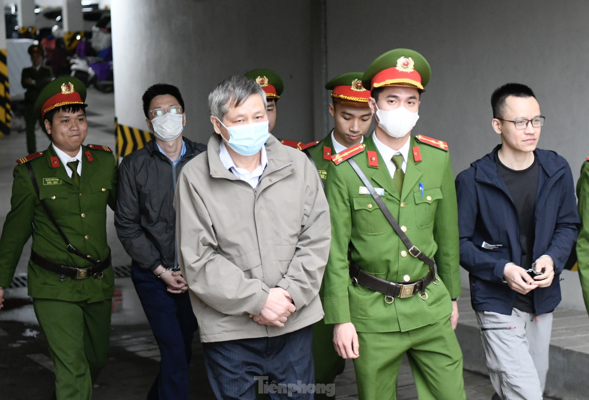 Hình ảnh các bị cáo rời toà sau khi toà tuyên án vụ án Việt Á- Ảnh 7.