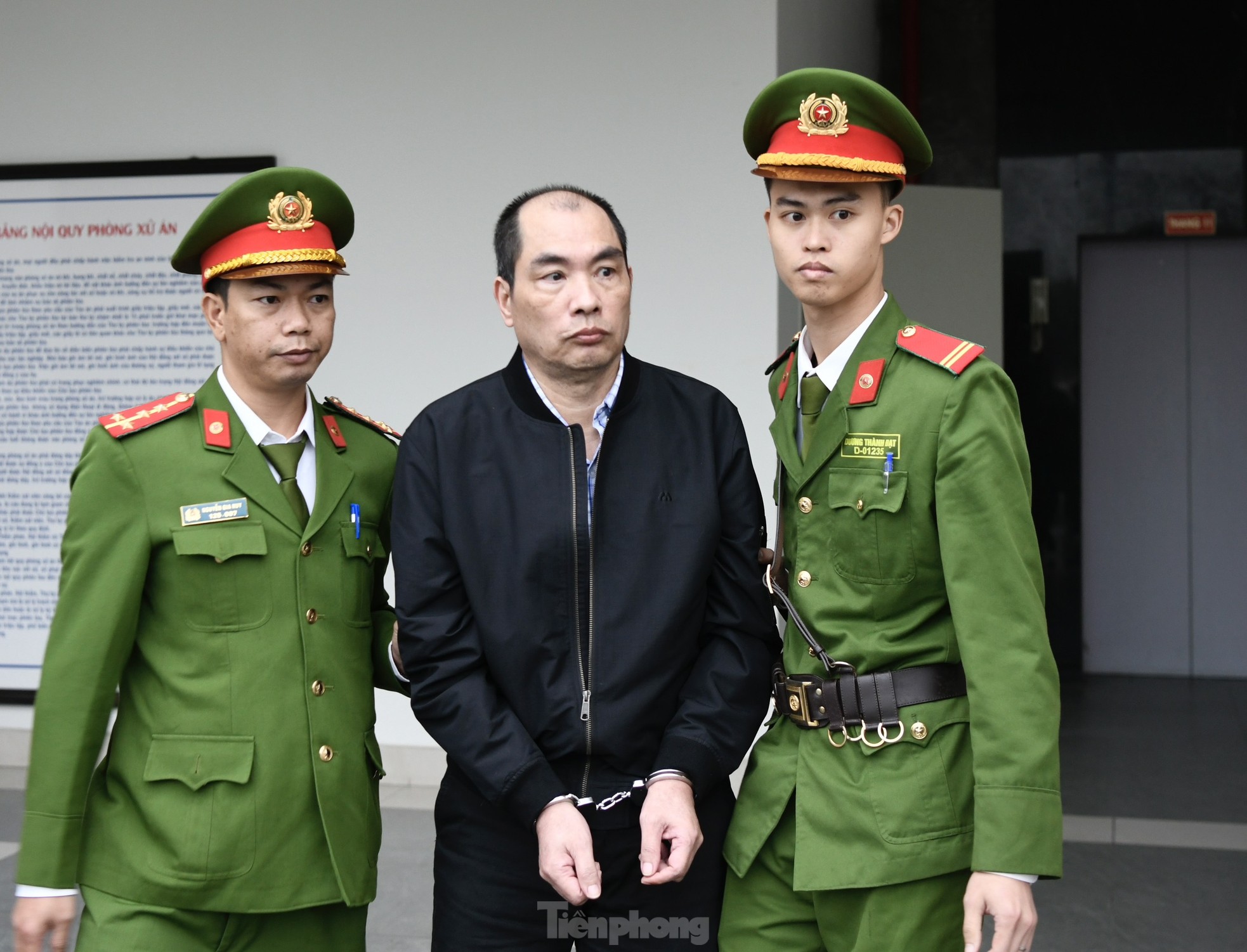 Hình ảnh các bị cáo rời toà sau khi toà tuyên án vụ án Việt Á- Ảnh 8.