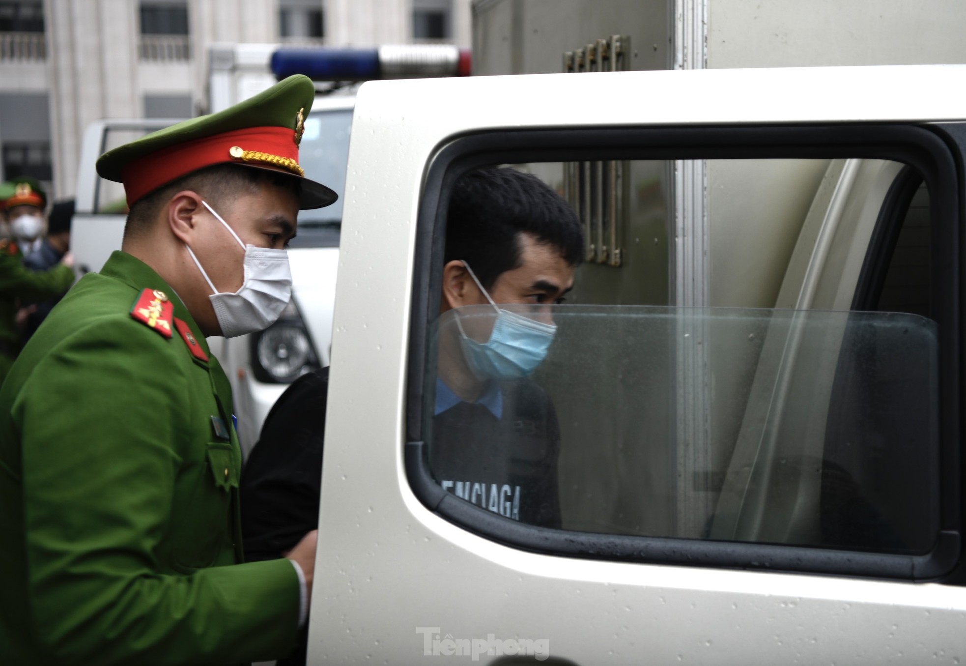 Hình ảnh các bị cáo rời toà sau khi toà tuyên án vụ án Việt Á- Ảnh 4.