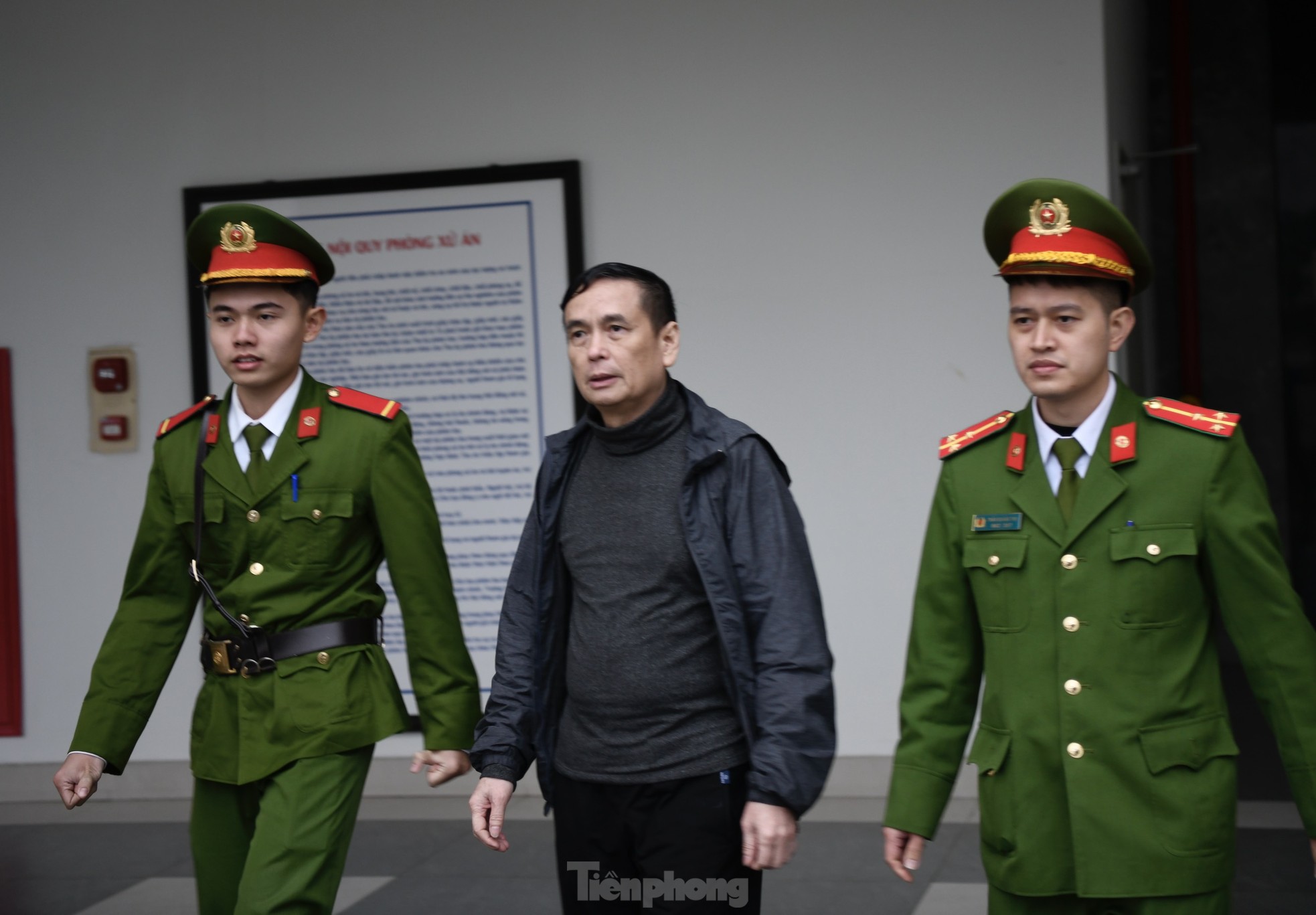 Hình ảnh các bị cáo rời toà sau khi toà tuyên án vụ án Việt Á- Ảnh 10.