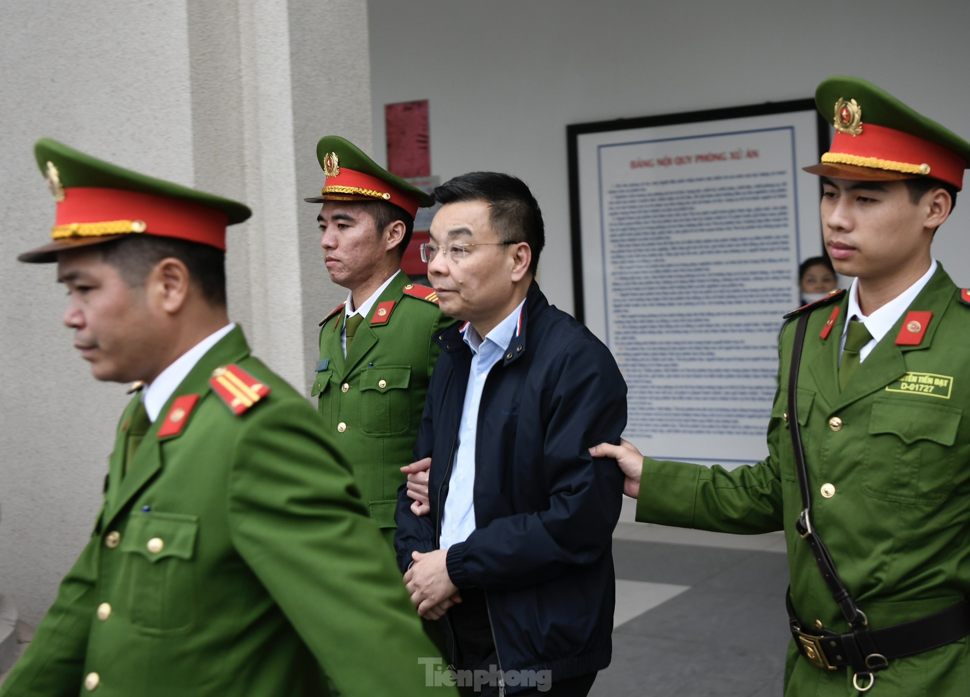 Hình ảnh các bị cáo rời toà sau khi toà tuyên án vụ án Việt Á- Ảnh 5.