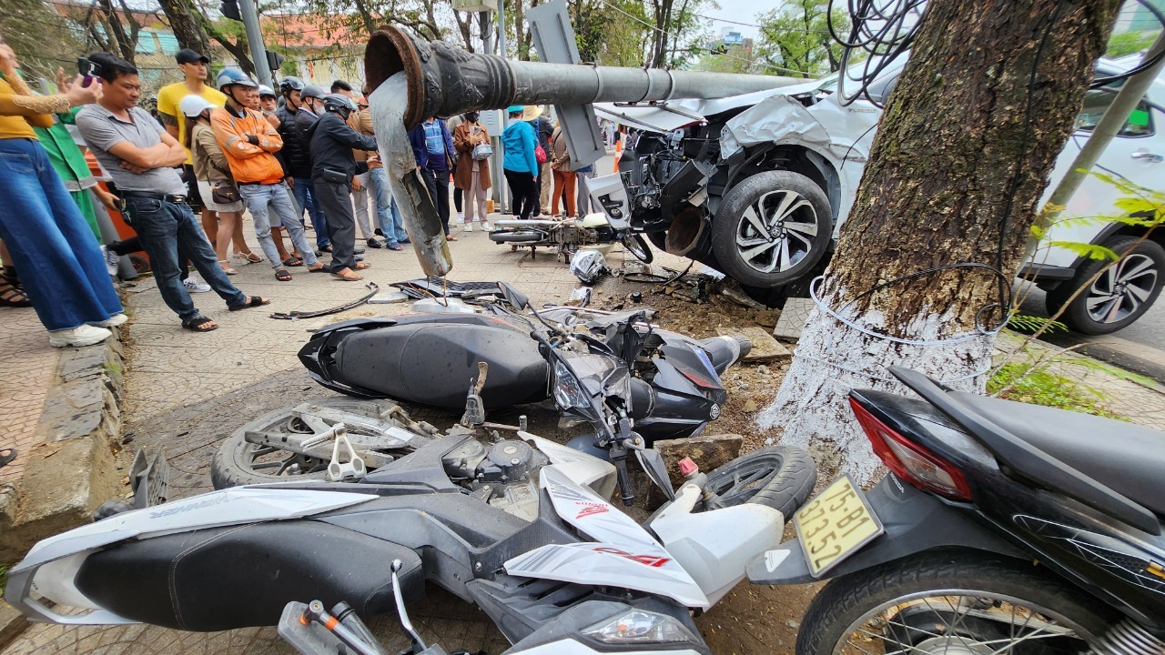 Hiện trường ô tô ‘điên’ tông bay loạt xe máy, ô tô giữa trung tâm thành phố Huế- Ảnh 3.