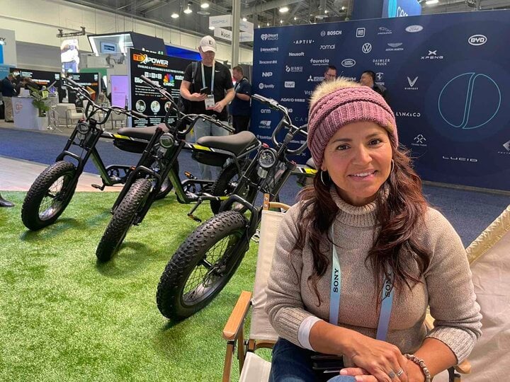 Khách Mỹ thích thú trải nghiệm xe đạp điện DrgnFly của VinFast- Ảnh 3.