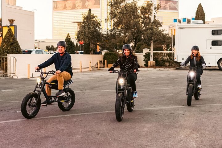 Khách Mỹ thích thú trải nghiệm xe đạp điện DrgnFly của VinFast- Ảnh 5.