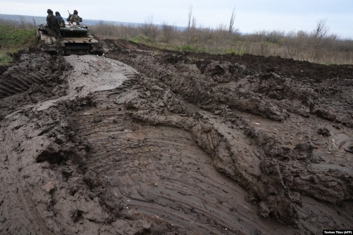 Bùn lầy ở Ukraine: Xe tăng phương Tây ‘chịu trận’, T-80 Nga thì không- Ảnh 1.